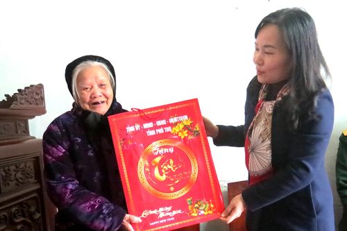 Trưởng Ban Dân vận Tỉnh ủy tặng quà Tết tại huyện Thanh Thủy