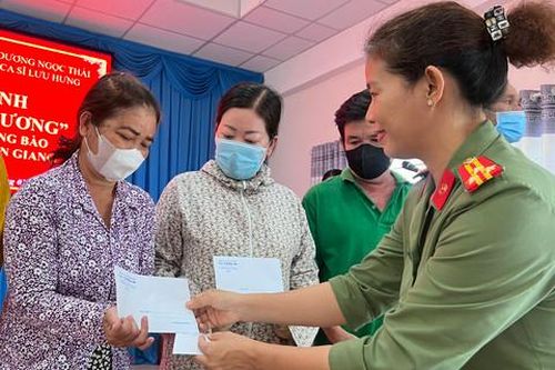 Trao hơn 300 phần quà Tết cho bà con Tiền Giang và An Giang