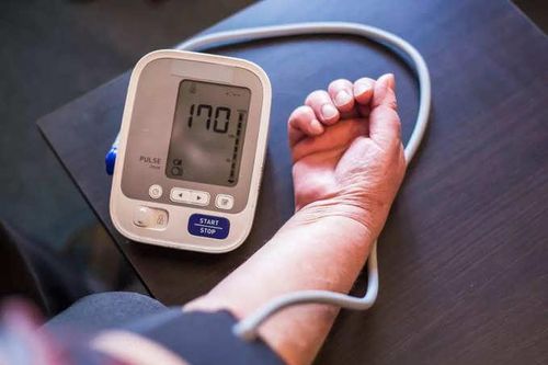 Tại sao thời tiết lạnh làm tăng huyết áp và cách kiểm soát?