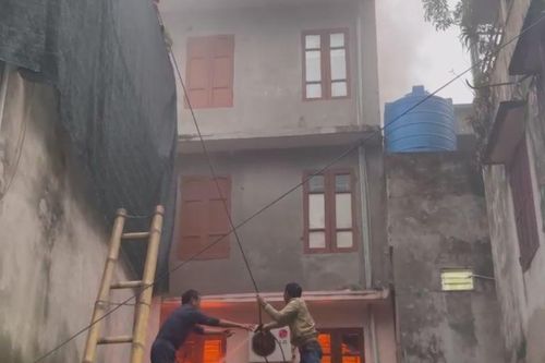 Quân nhân Biên phòng Thái Bình dũng cảm cứu người trong đám cháy lớn