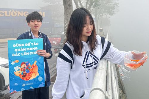 Học sinh truyền thông điệp 'cá bơi đi, nilon ở lại' trong ngày Tết ông Táo