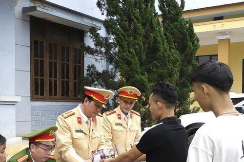 Việc làm ý nghĩa của CSGT Quảng Bình với người dân vùng biên giới