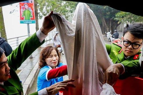 Công an hỗ trợ người dân đưa cá chép ra sông tiễn ông Công, ông Táo