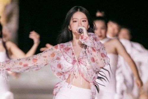 Qua thời 'chín ép', Linh Ka giờ mặc hở cũng được khen mướt mát mà chẳng hề phô