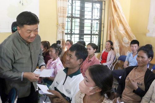 Chủ tịch HĐND tỉnh Lò Văn Phương tặng quà hộ nghèo xã Na Tông