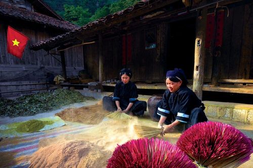 Nghề làm hương cổ truyền Phja Thắp