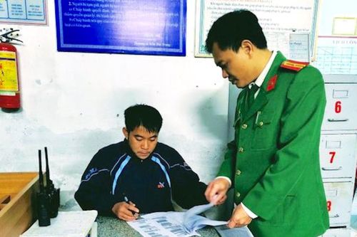 Lừa mượn tiền để đánh bạc