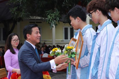 Lãnh đạo Thanh Hóa trao thưởng học sinh và giáo viên có HS đoạt giải quốc gia