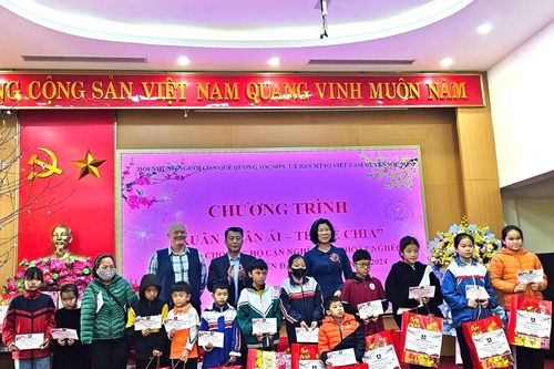 Quà Tết của Hội Những người con quê hương Sóc Sơn tới tay người nghèo