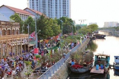 Chợ hoa xuân độc lạ nhất TP.HCM khiến nhiều người thích thú