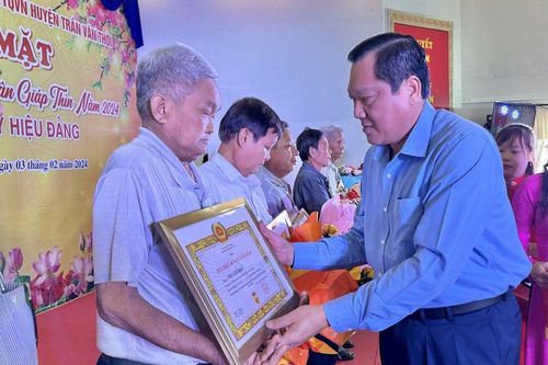 Huyện Trần Văn Thời họp mặt mừng Đảng - mừng Xuân và trao huy hiệu Đảng