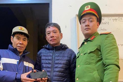 Người đàn ông nước ngoài vui mừng nhận được tài sản bị đánh rơi