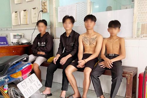 Nhóm thanh thiếu niên tàng trữ dao và pháo tự chế đi 'hóa giải' mâu thuẫn
