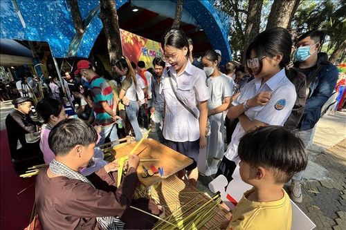 San sẻ yêu thương qua chương trình 'Tết cho em', 'Tết Nhân ái'