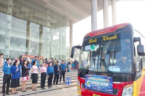 Hỗ trợ xăng, nước uống, tổ chức 'chuyến xe 0 đồng' cho người dân về quê đón Tết