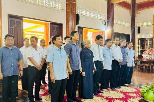 Bí thư Tỉnh ủy Nguyễn Hồng Lĩnh dâng hương tại Đền thờ liệt sĩ Minh Đạm