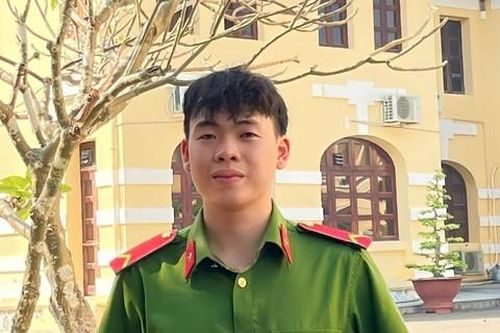 Chiến sĩ công an lao xuống sông cứu người đuối nước