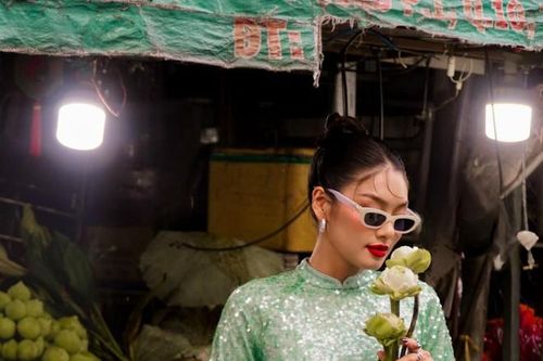 Á hậu Thảo Nhi Lê cùng bà nội hóa 'cô hai, mợ ba' diện áo dài Tết lấp lánh cực ngầu