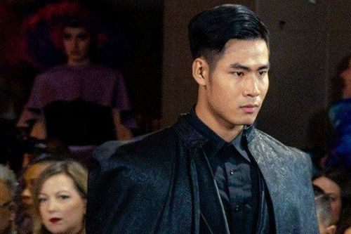 'Nam vương chân đất' Danh Chiếu Linh diễn thời trang cho giới thượng lưu tại NewYork