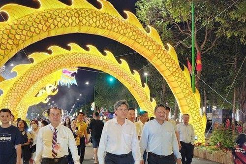 Hàng ngàn du khách, người dân Phan Thiết thích thú với Đường hoa Xuân