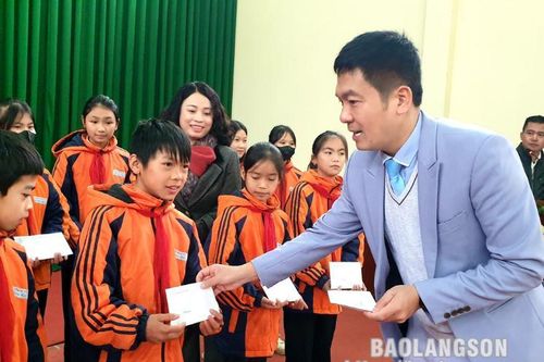 Ban Pháp chế HĐND tỉnh tặng 50 suất quà tết cho học sinh có hoàn cảnh khó khăn tại xã Quảng Lạc