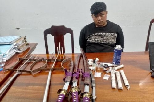 Bắt đối tượng mua bán ma túy, thu giữ một số hung khí nguy hiểm