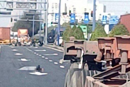 TP.HCM: Người đàn ông chết thảm dưới bánh xe container chiều 27 Tết
