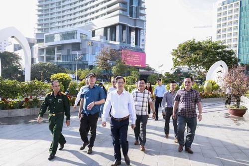 Chủ tịch UBND tỉnh Nguyễn Tấn Tuân kiểm tra công tác chuẩn bị đón Tết trên địa bàn TP. Nha Trang