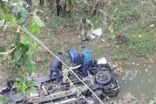Ô tô biển Hà Nội lao xuống vực sâu làm 2 người tử vong