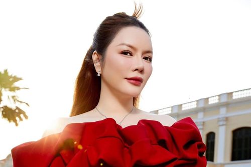 Lệ Quyên đeo kim cương 'khủng' dạo chợ hoa, Lý Nhã Kỳ sành điệu hàng hiệu