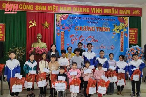 Hậu Lộc: 'Tết sẻ chia - Xuân ấm áp' tặng quà cho 95 trẻ mồ côi đặc biệt khó khăn