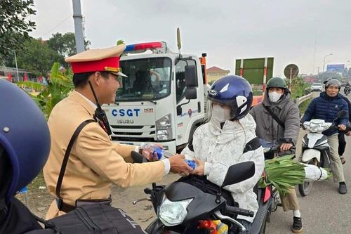 Hình ảnh đẹp CSGT Vĩnh Phúc những ngày giáp Tết Giáp Thìn