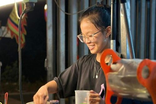 Cận Tết, sinh viên vẫn miệt mài làm thêm, song cảnh giác không thừa