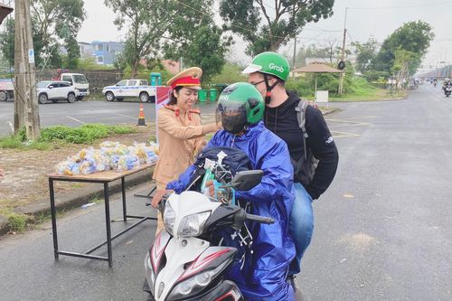 CSGT Đà Nẵng 'tiếp sức' cho người dân về quê đón Tết