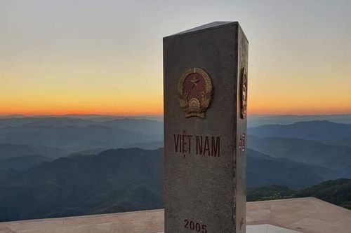 Ngã ba biên mùa đào nở hoa