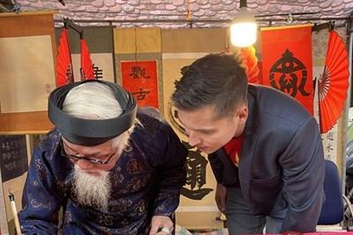 Thủ môn Nguyễn Filip trải nghiệm văn hóa Việt Nam
