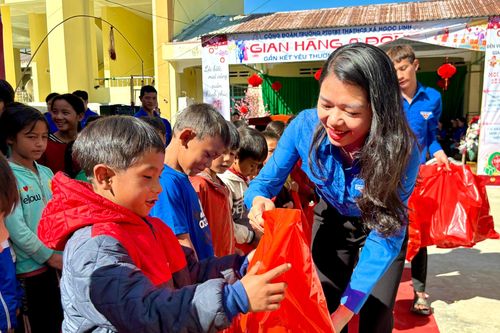 Người dân, học sinh vùng biên vui Tết sớm