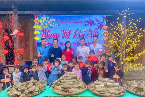 Xuân ấm theo em về bản xa