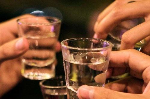 Chuyên gia nói về việc ngày Tết mưa lạnh uống rượu 'cho ấm'