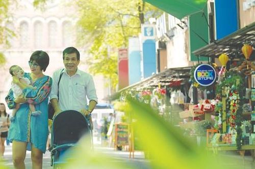 Theo vợ con đi chợ Tết