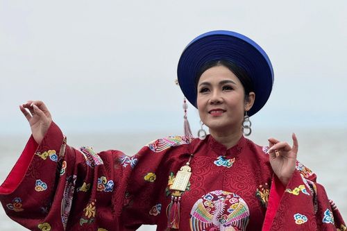NSƯT Diệu Hương hát giọng 3 miền trong ca khúc về Đạo Mẫu vào mùng 1 Tết