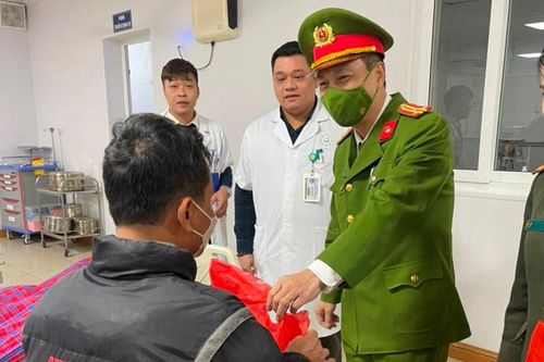 Công an huyện Đông Anh: Tết sẻ chia với bệnh nhân Bệnh viện Bắc Thăng Long
