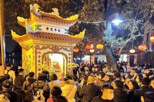 'Biển người' ùn ùn đi lễ Phủ Tây Hồ sau giao thừa