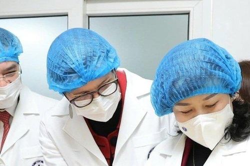 Bộ trưởng Bộ Y tế đón những công dân nhí chào đời đêm giao thừa