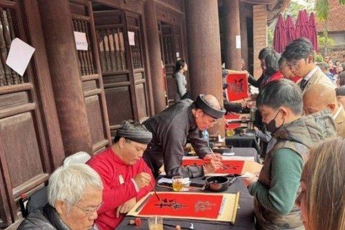 Người dân xếp hàng dài chờ xin chữ đầu năm ở Văn Miếu