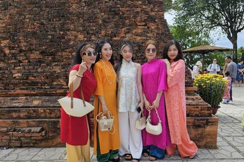Nam thanh, nữ tú 'xúng xính' áo dài du xuân