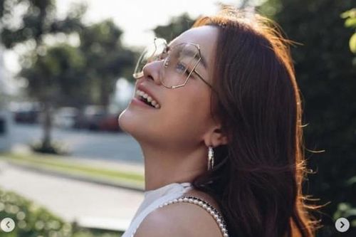Phạm Quỳnh Anh tung ảnh 'chặt chém' đầu năm, hiếm hoi hở bạo