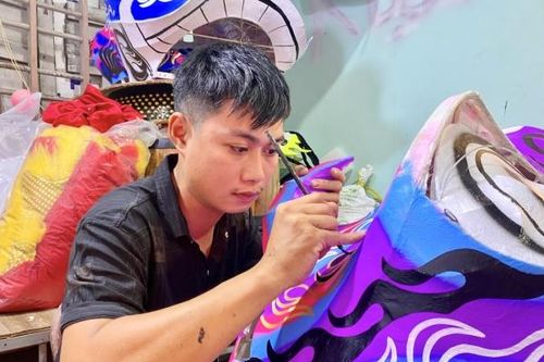 Tỉ mỉ với nghề làm lân - sư - rồng