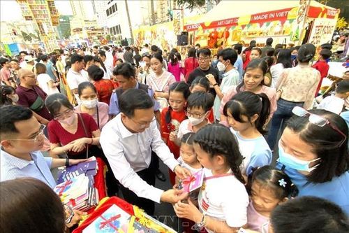 Lì xì hơn 16.000 cuốn sách trong Lễ hội Đường sách Tết