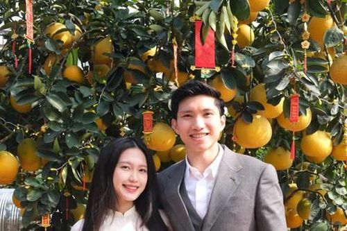 Dàn cầu thủ Việt 'lột xác' bảnh bao bên vợ con dịp Tết